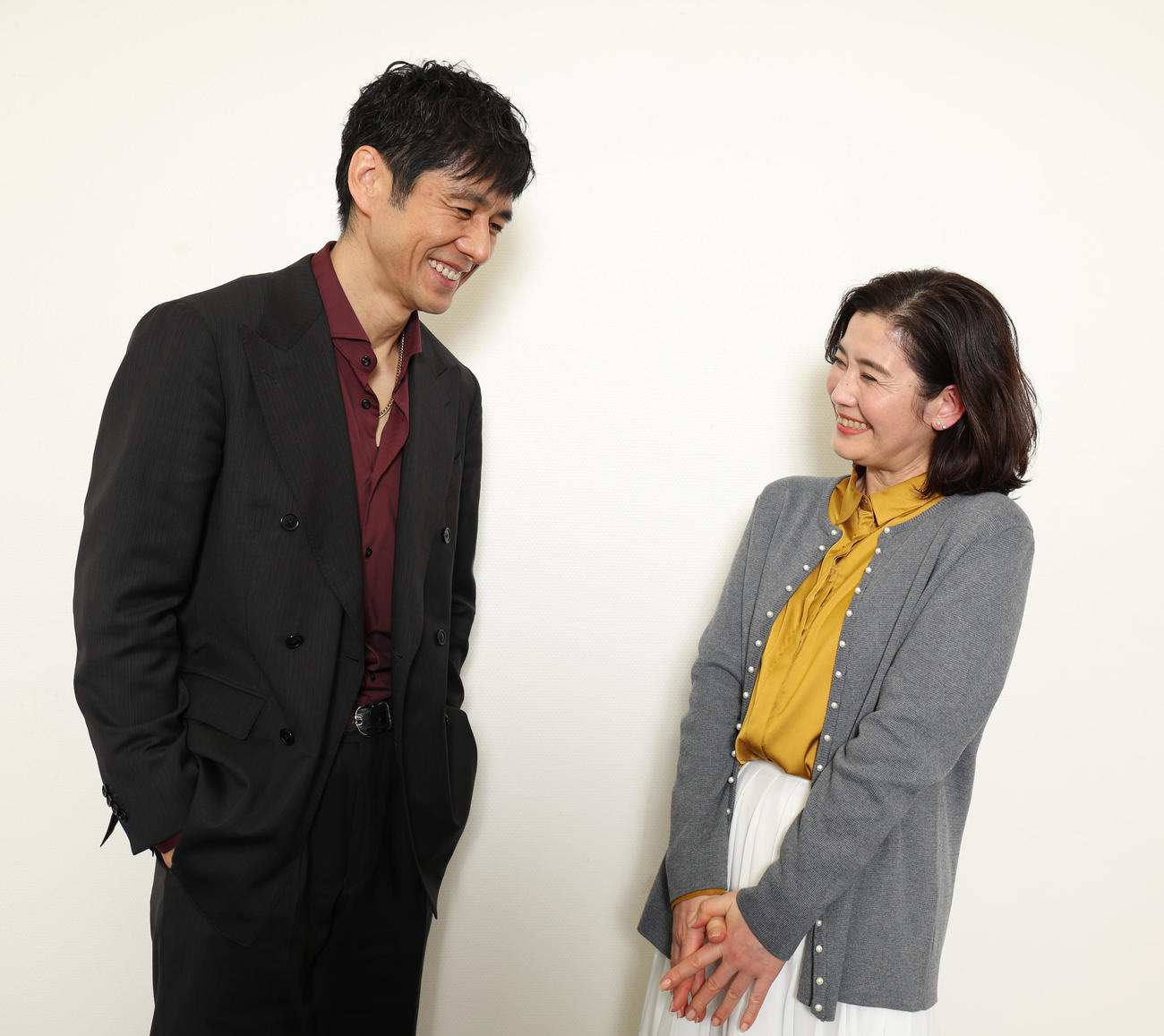 テレビ朝日系「警視庁アウトサイダー」で、30年ぶりのドラマ共演となった西島秀俊（左）と石田ひかり。写真撮影で「見つめ合う感じで」とお願いしたら照れくさそうに笑った（撮影・野上伸悟）