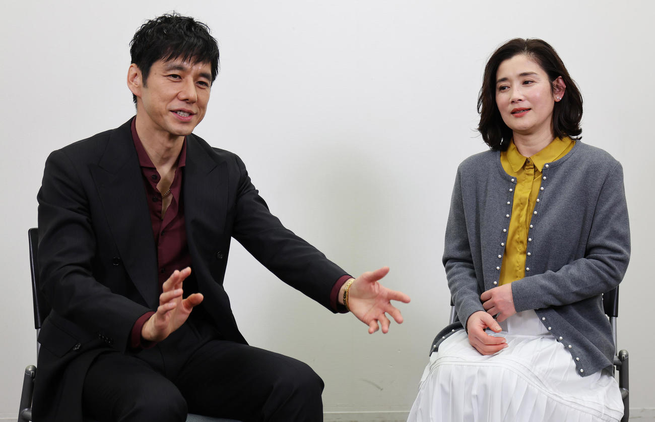 対談する西島秀俊（左）と石田ひかり（撮影・野上伸悟）
