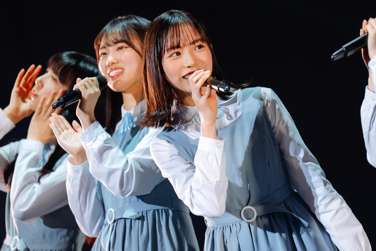 日向坂46四期生初の単独イベント「おもてなし会」に出演した清水理央（中央左）と正源司陽子（同右）