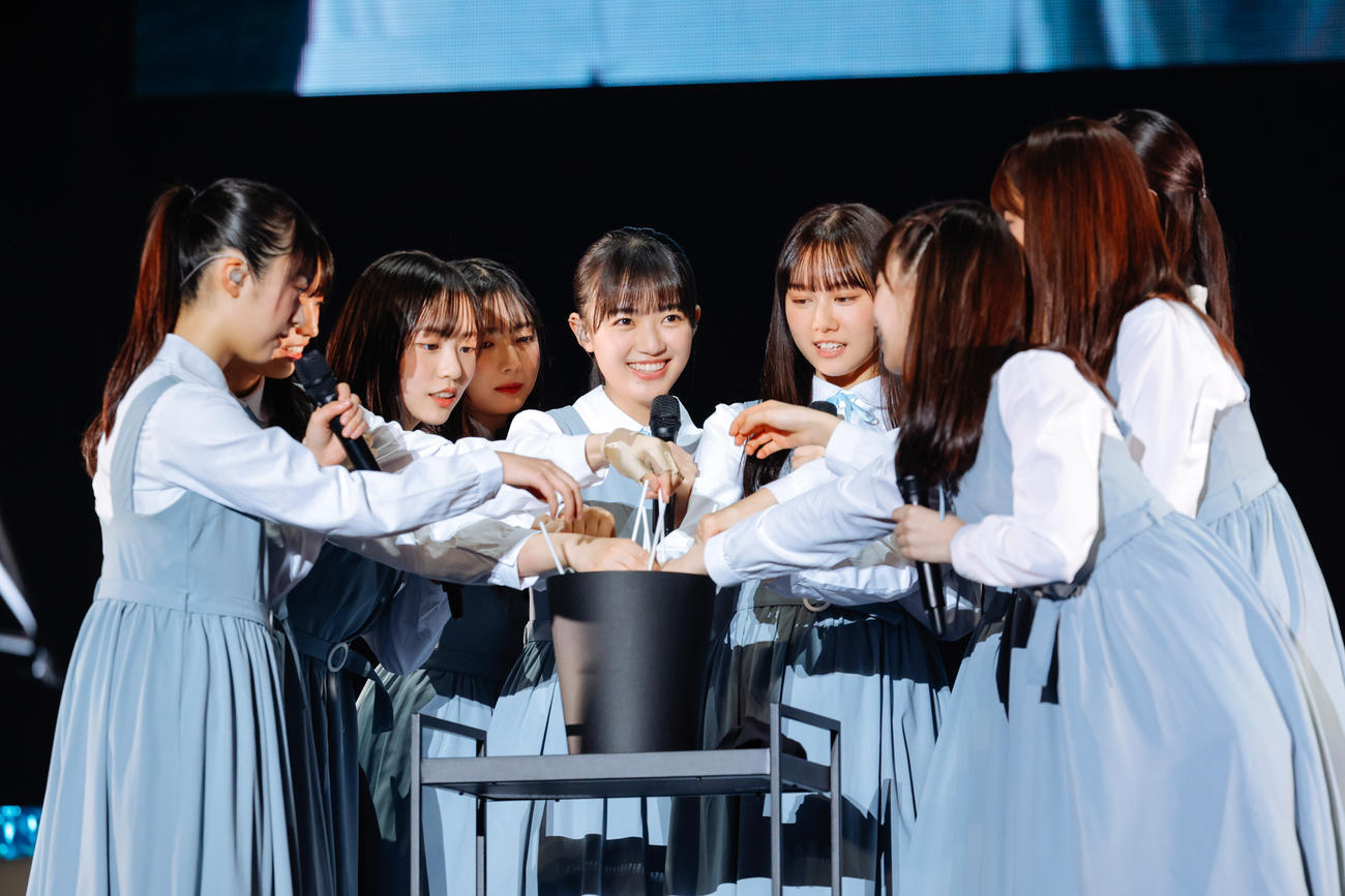 日向坂46四期生初の単独イベント「おもてなし会」で即興演技に挑戦したメンバーたち