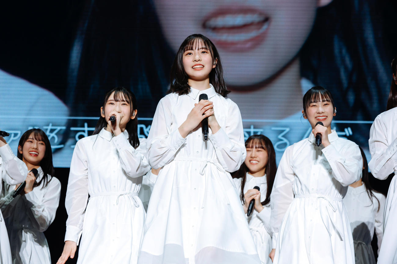 日向坂46四期生初の単独イベント「おもてなし会」で「ドレミソラシド」を披露するメンバー。中央は正源司陽子