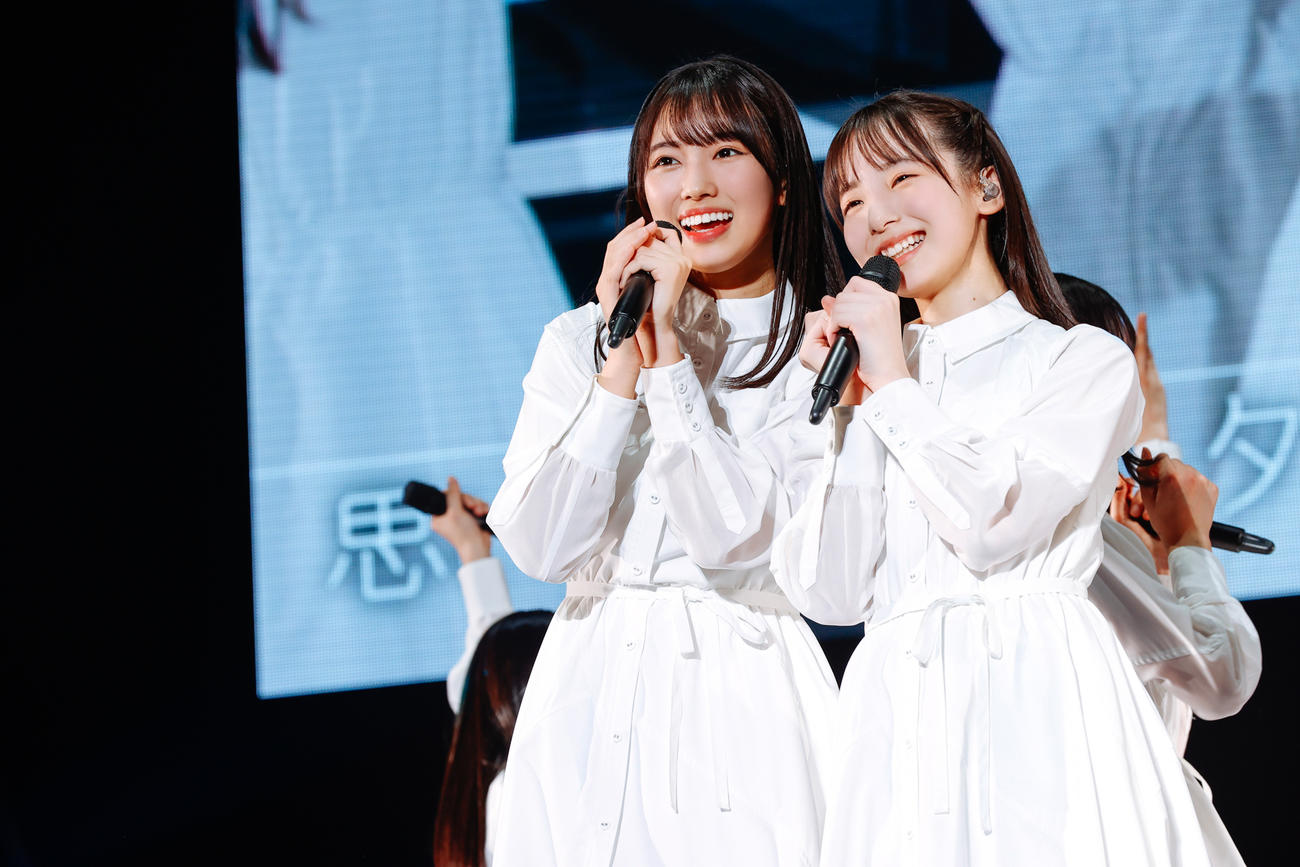 日向坂46四期生初の単独イベント「おもてなし会」でパフォーマンスする（左から）清水理央、渡辺莉奈