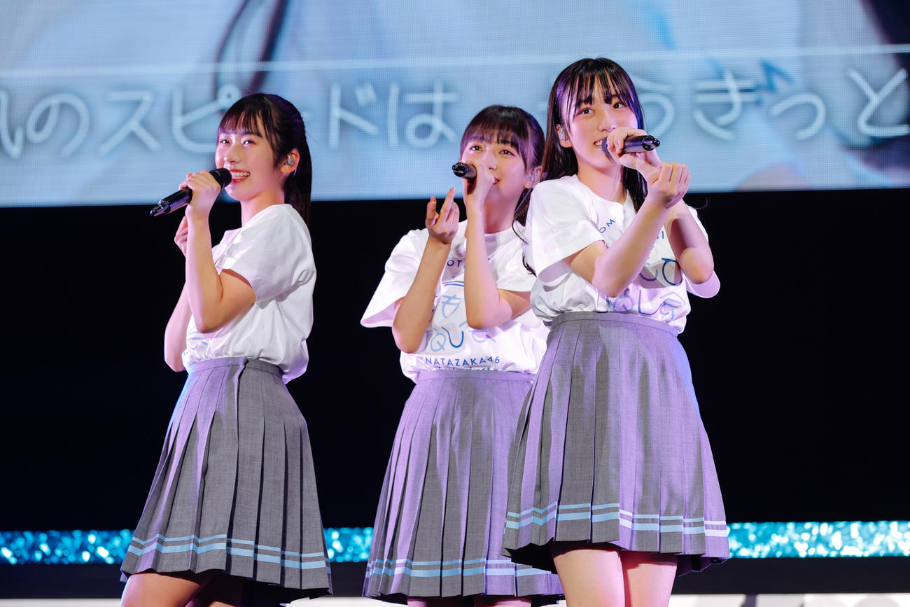 日向坂46四期生初の単独イベント「おもてなし会」でパフォーマンスする（左から）石塚瑶季、平尾帆夏、岸帆夏