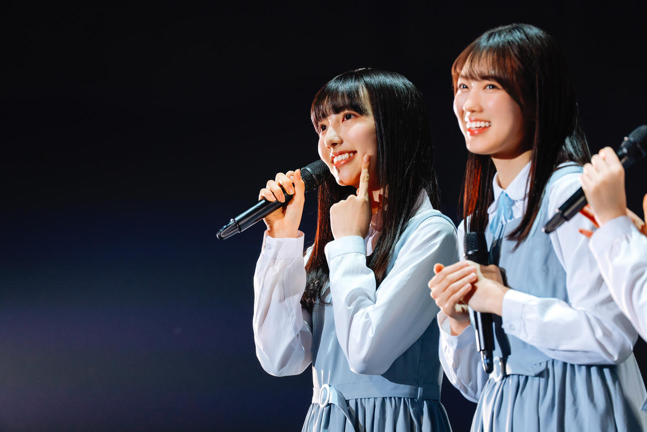 日向坂46四期生初の単独イベント「おもてなし会」に出演した小西夏菜実（左）と清水理央