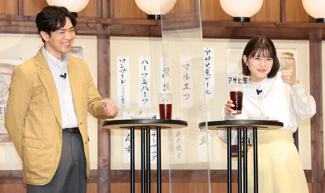 「アサヒ生ビール」新CM発表会に出席した松下洸平（左）と芳根京子（撮影・野上伸悟）