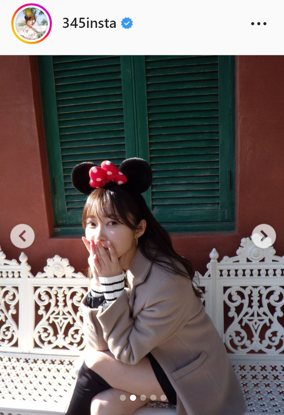 ベンチに座り美脚をあらわにする指原莉乃（指原莉乃のインスタグラムより）