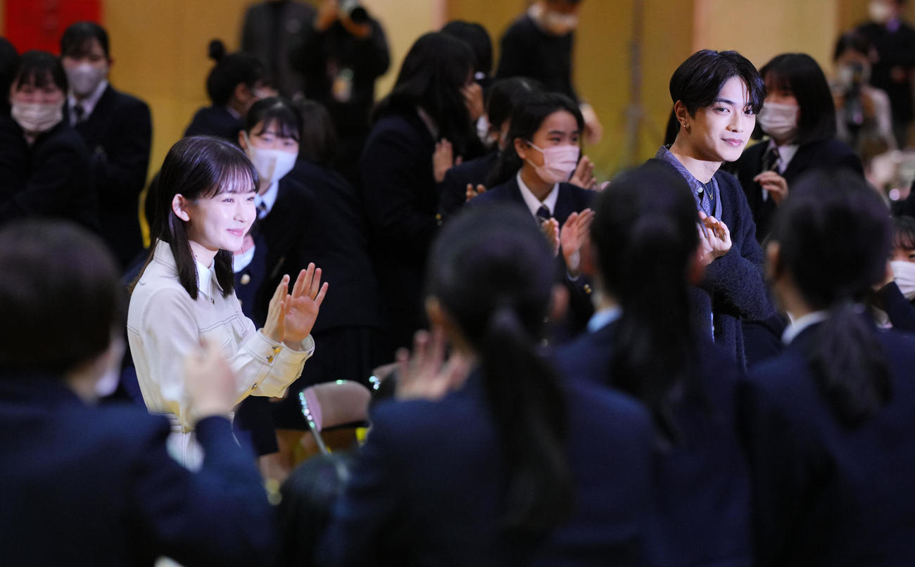 サプライズで女子生徒たちの前に登場するなにわ男子の高橋恭平（右）と畑芽育（撮影・垰建太）