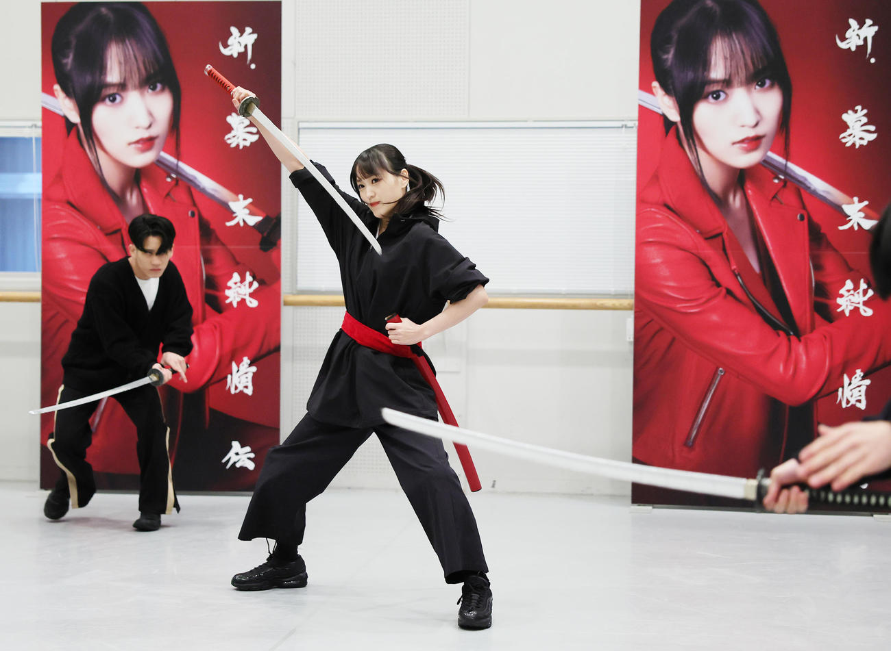 23年1月、「新・幕末純情伝」の公開稽古で殺陣を披露する菅井友香
