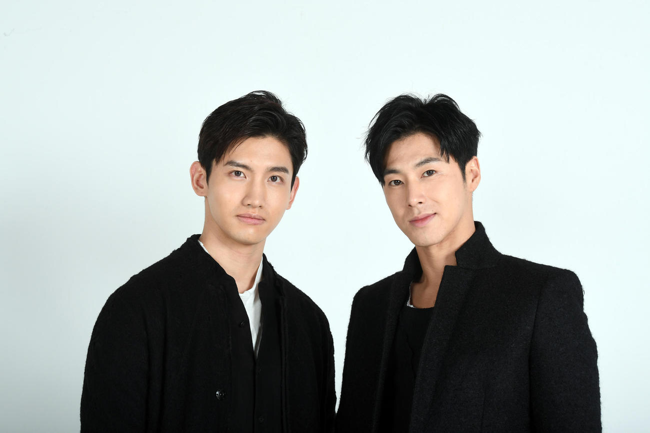 東方神起のチャンミン（左）とユンホ（2017年撮影）