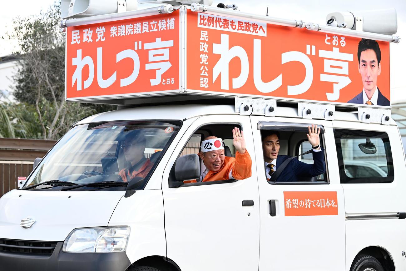 「罠の戦争」に出演する六平直政（左）と草なぎ剛（C）カンテレ