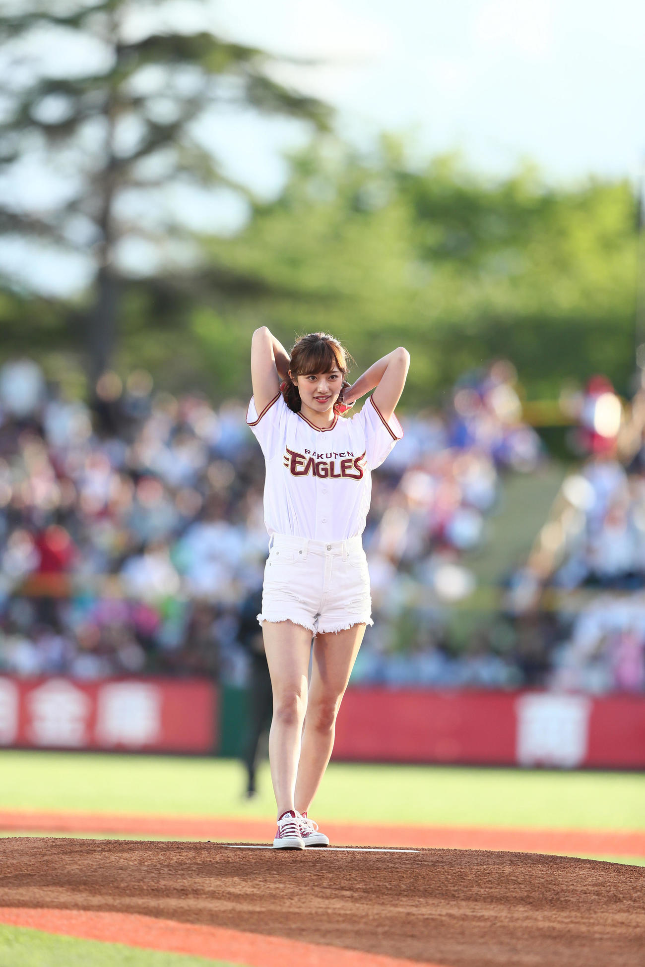 楽天対西武　始球式を行った青森県出身で女優の奥山かずさ（撮影・足立雅史）