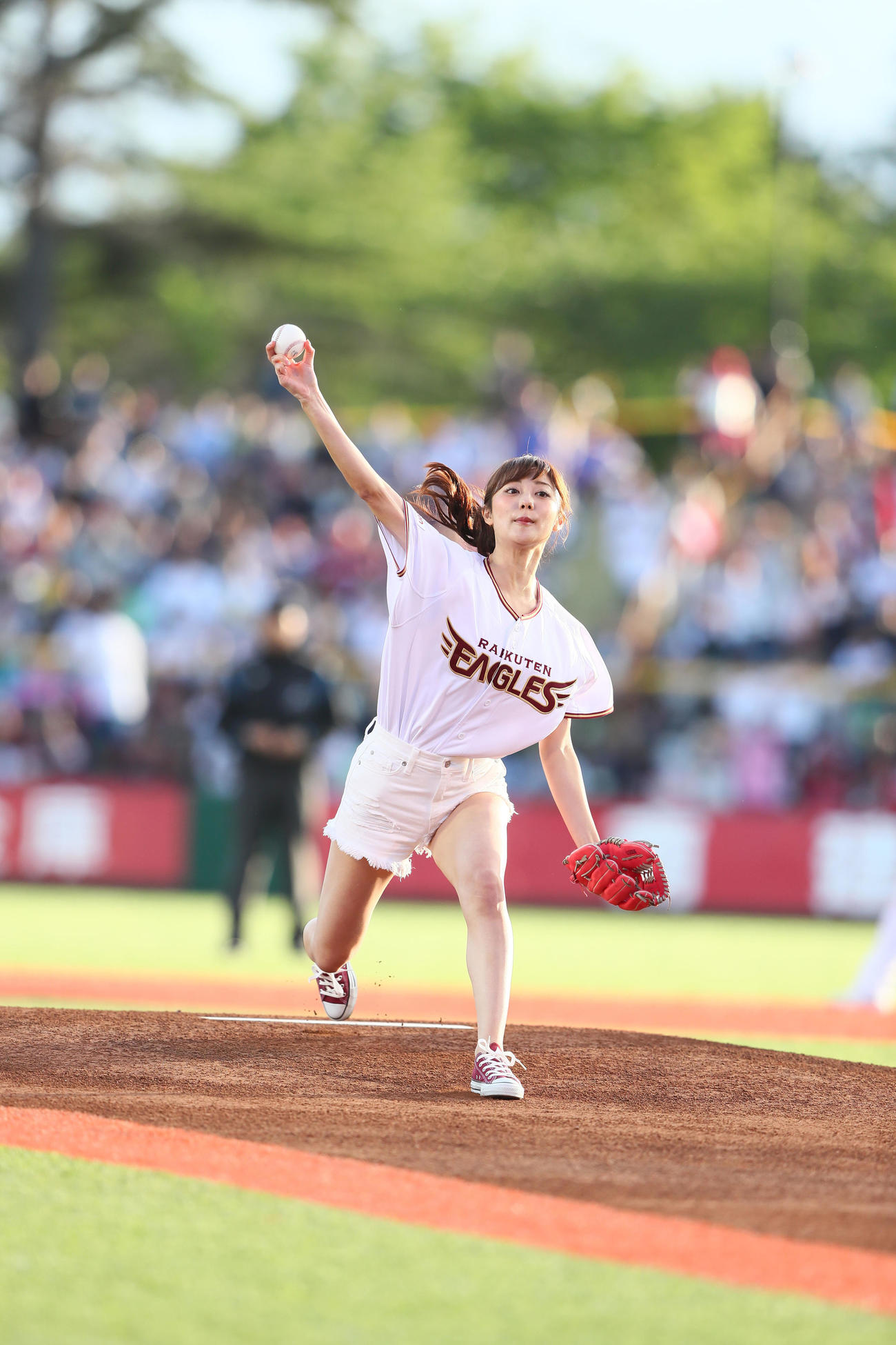 楽天対西武　始球式を行った青森県出身で女優の奥山かずさ（撮影・足立雅史）