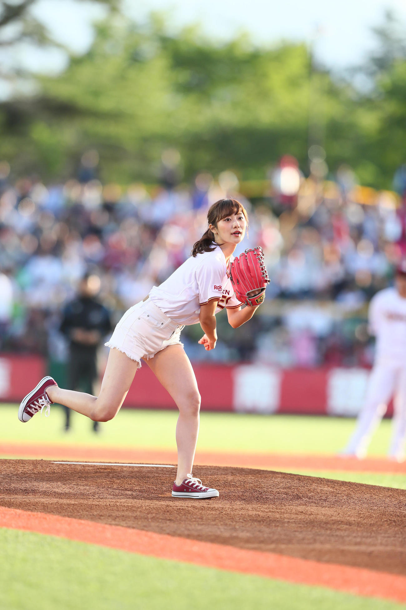 楽天対西武　始球式を行った青森県出身で女優の奥山かずさ（撮影・足立雅史）