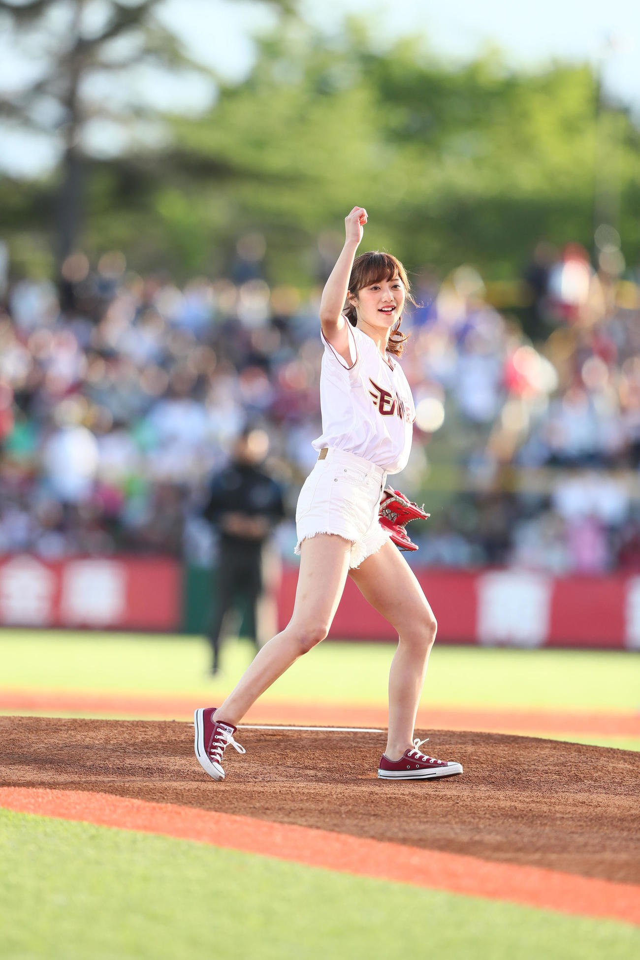 楽天対西武　始球式を行った青森県出身で女優の奥山かずさ（19年5月29日撮影）