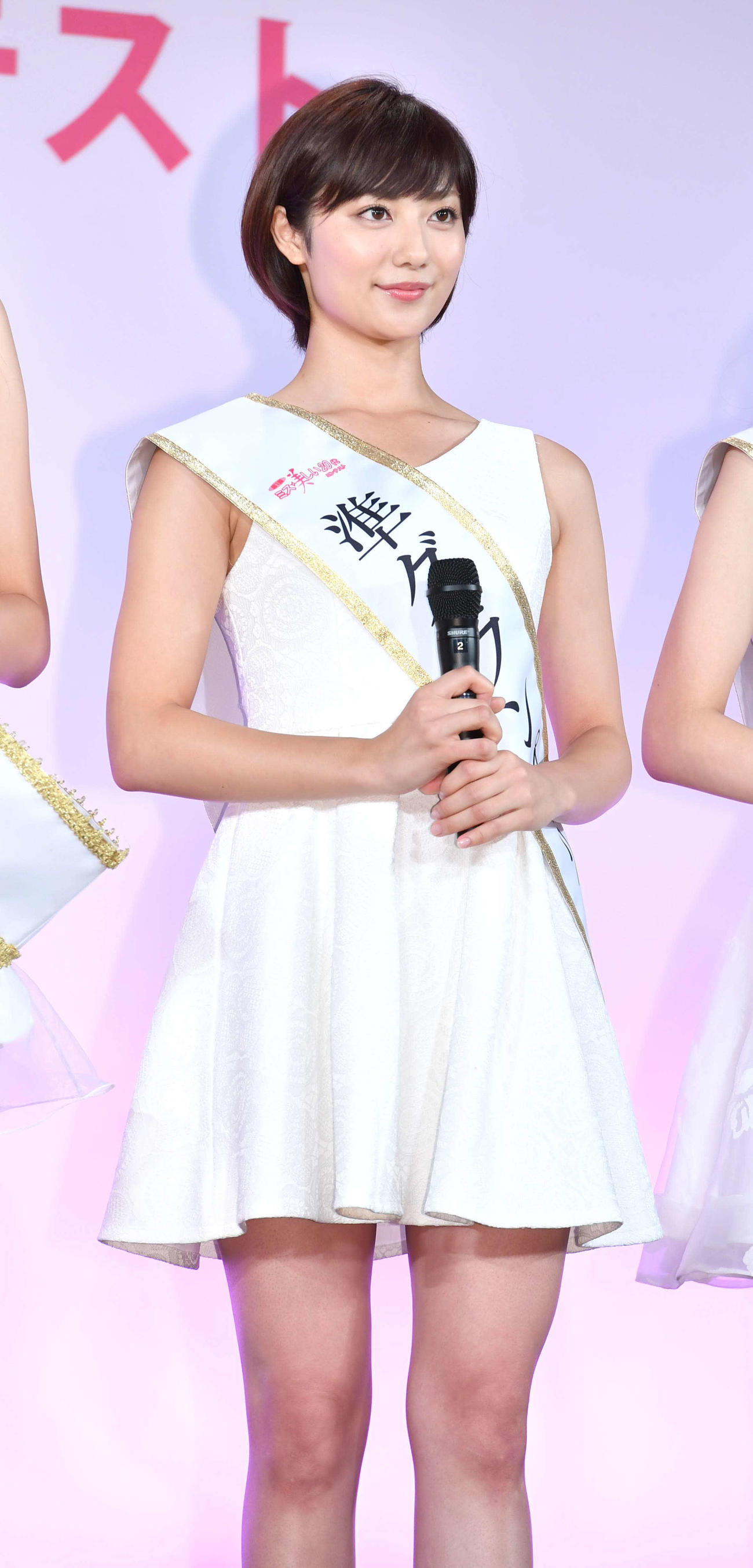 「第1回ミス美しい20代コンテスト」受賞者発表会見　記念撮影に臨む準グランプリ受賞の奥山かずさ（2016年9月撮影）