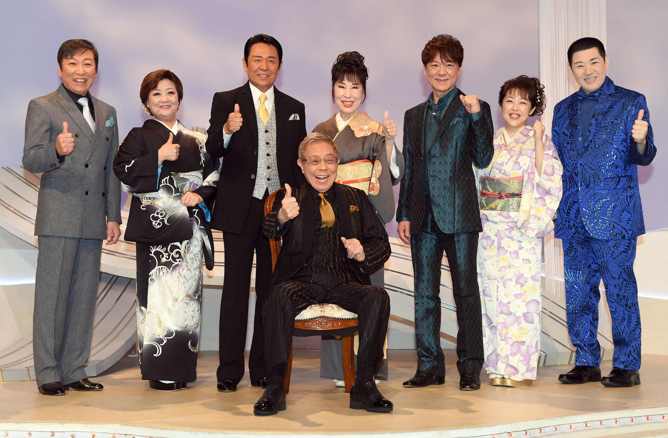 出演者とともに笑顔でポーズを決める北島三郎（前列中央）。後列左から和田青児、松原のぶえ、山本譲二、原田悠里、北山たけし、山口ひろみ、大江裕（撮影・たえ見朱実）