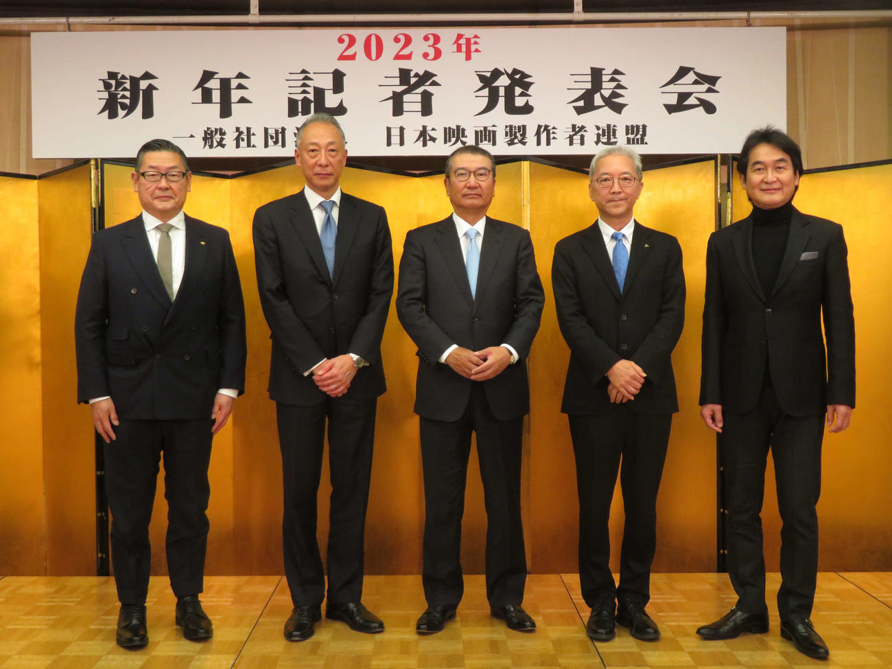 日本映画製作者連盟の新年記者発表に出席した、左から松竹の迫本淳一社長、東宝の松岡宏泰社長、映連の島谷能成会長、東映の手塚治社長、KADOKAWA夏野剛社長（
2023年1月31日撮影）