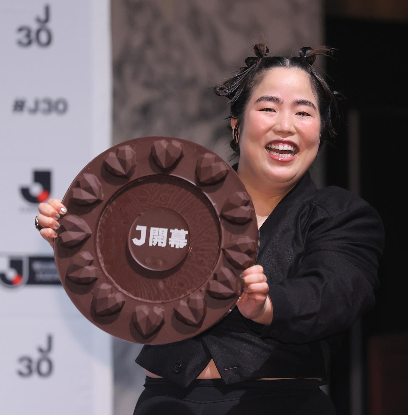 チョコレートシャーレを手に笑顔を見せるゆりやんレトリィバァ（代表撮影）