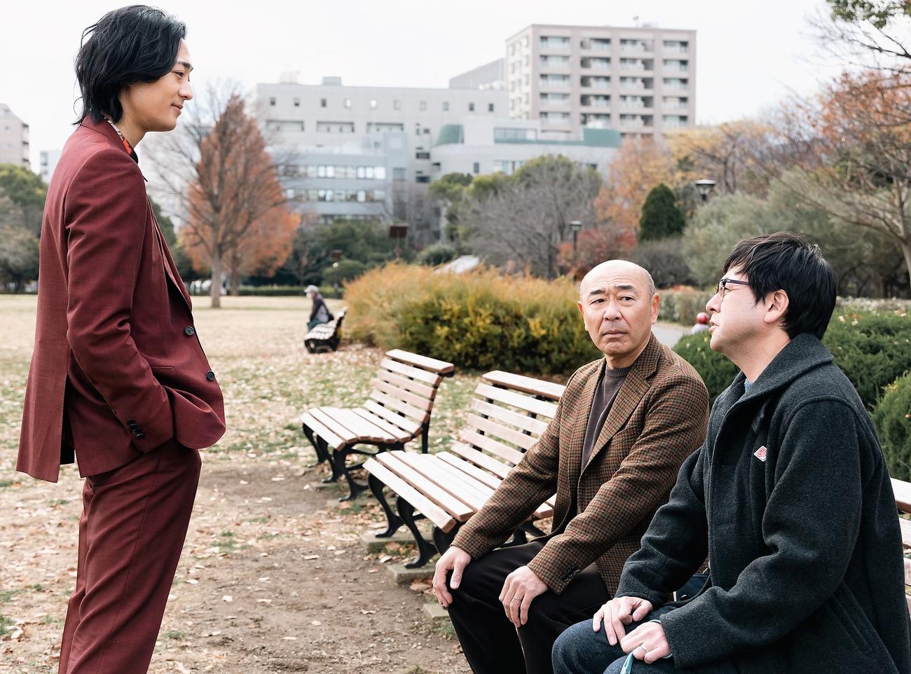フジテレビ「スタンドUPスタート」に出演する、左から竜星涼、高橋克実、鈴木浩介（C）フジテレビ