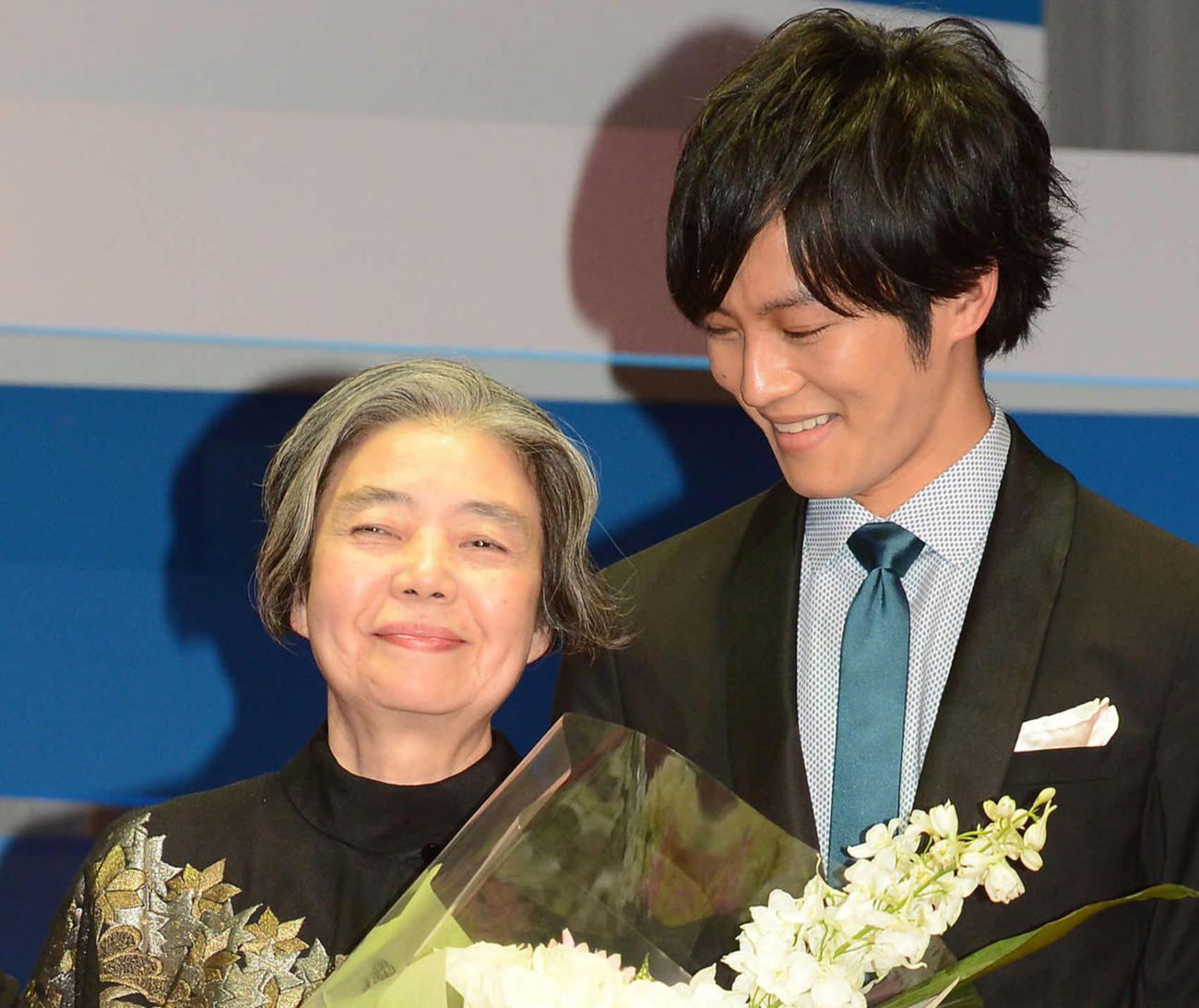 第25回日刊スポーツ映画大賞　助演女優賞を受賞し笑顔を見せる樹木希林さん（左）と松坂桃李（2012年12月撮影）