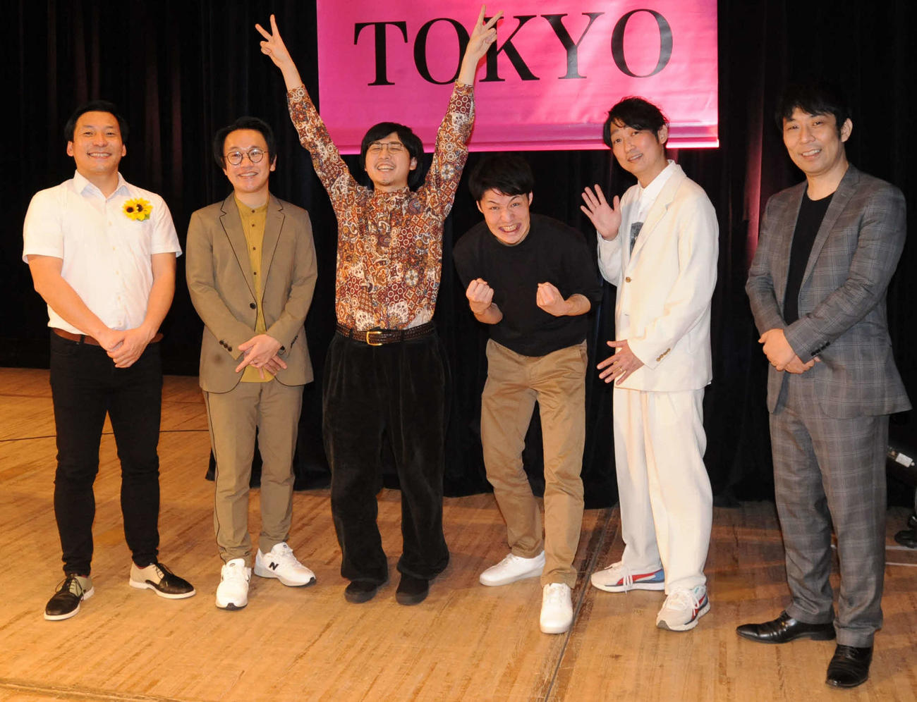 「NSC　大ライブ　TOKYO 2023」に出席した、左からMCを務めたインディアンスの田渕章裕と、きむ、首席となった江戸ベルトの北村拓郎、桂山裕也、見届け人のNONSTYLE石田明、パンクブーブー佐藤哲夫（撮影・松尾幸之介）