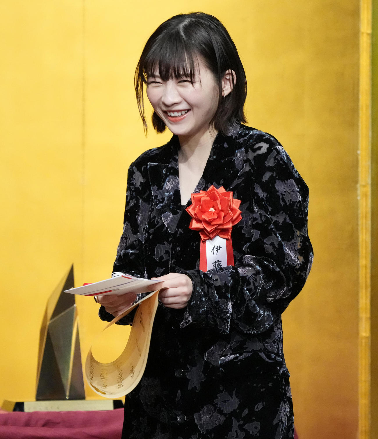 文化庁芸術祭賞でテレビ・ドラマ部門の放送個人賞を受賞し、笑顔の伊藤沙莉（撮影・鈴木みどり）