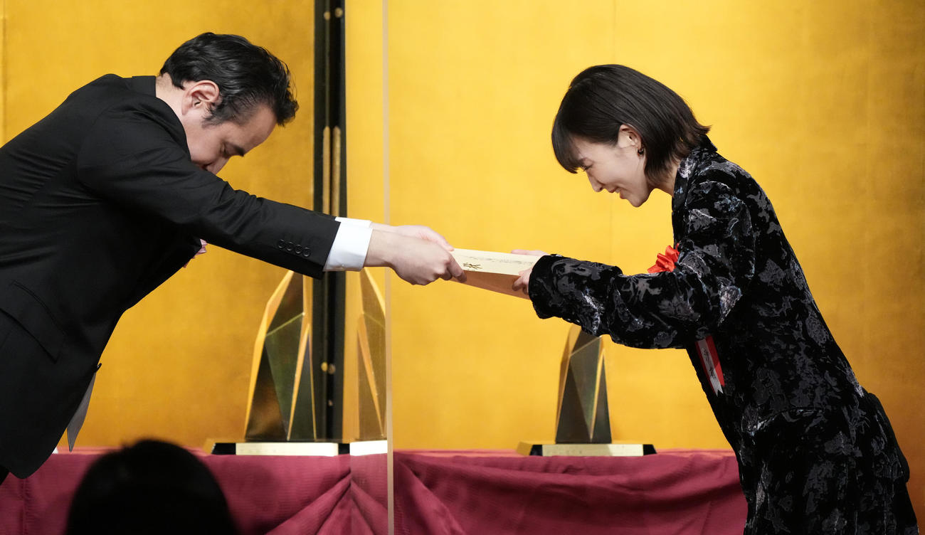 文化庁芸術祭賞でテレビ・ドラマ部門の放送個人賞を受賞した伊藤沙莉（右）（撮影・鈴木みどり）