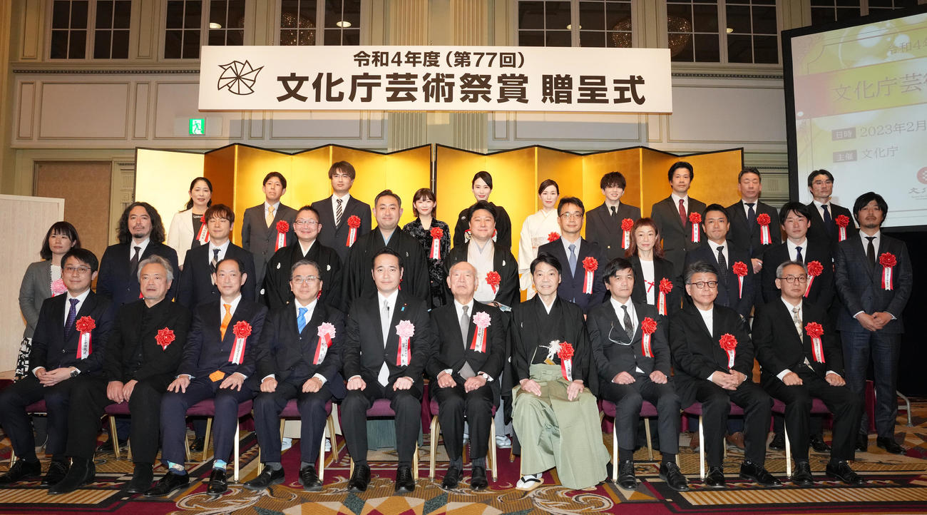 文化庁芸術祭賞の受賞者たち。後列左から4人目は伊藤沙莉（撮影・鈴木みどり）