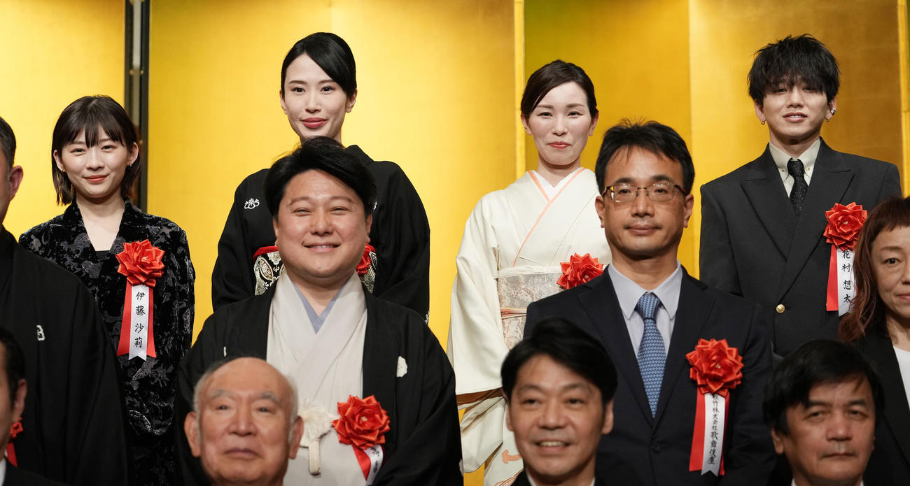 文化庁芸術祭賞の受賞者たち。後列左から伊藤沙莉、一龍斎貞鏡、日原暢子、花村想太（撮影・鈴木みどり）