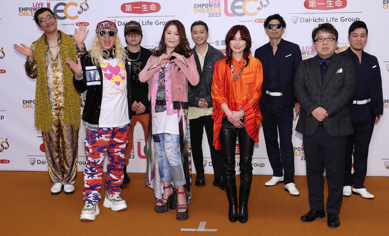 前列左からDJ KOO、大黒摩季、相川七瀬、キャイ～ンの天野ひろゆき、後列左からピコ太郎、Novelbrightの竹中雄大、Da－iCEの大野雄大、ゴスペラーズの村上てつや、黒沢薫（撮影・中島郁夫）