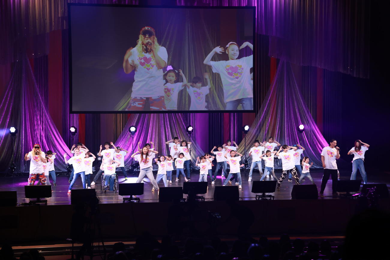 チャリティーライブ「LIVE EMPOWER CHILDREN2023」に出演し、小児がんサバイバーの子どもらとダンスコラボを披露したTRF