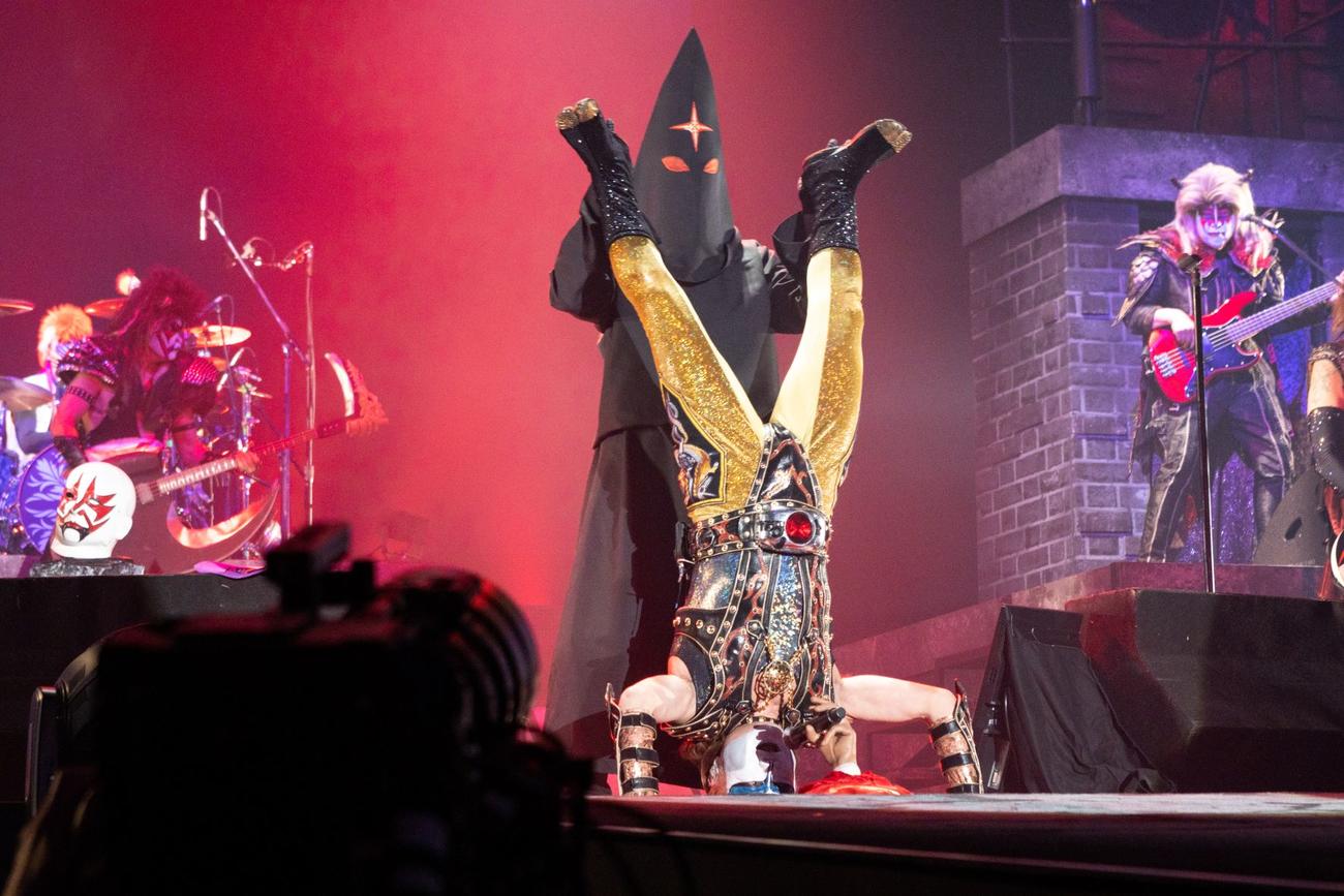 聖飢魔II「35＋＋執念の大黒ミサツアーFINAL」追加公演で熱唱するデーモン閣下
