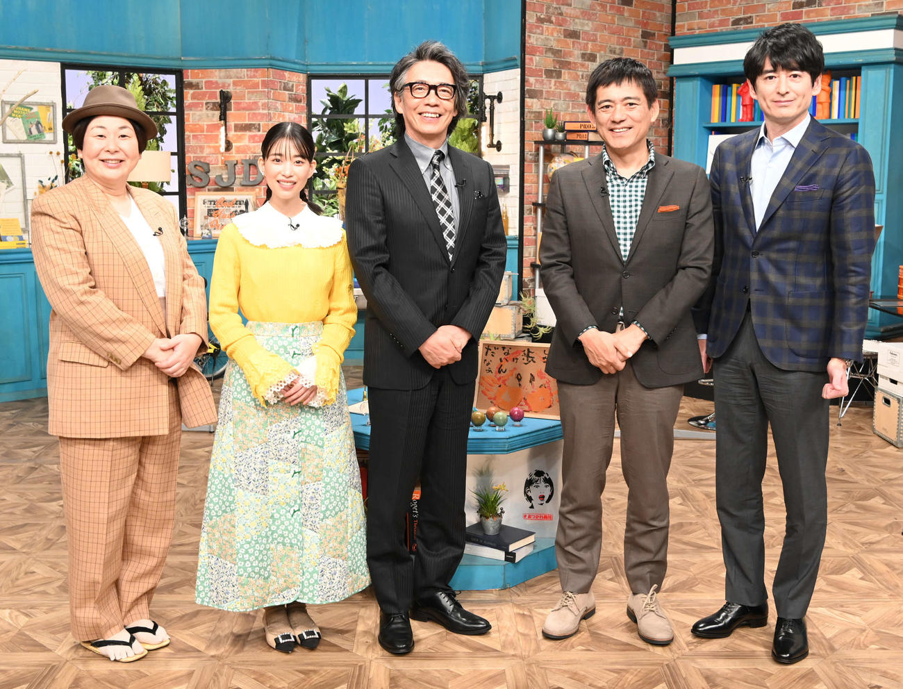 日本テレビ系バラエティー「それって！？実際どうなの課」の放送200回を記念して取材に応じた、左から大島美幸、森川葵、MCの生瀬勝久、博多華丸・大吉