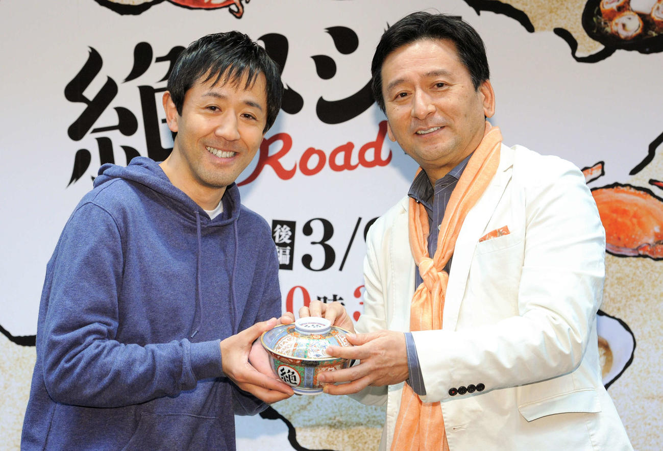 テレビ東京系ドラマ「「絶メシロード出張編」で主演する濱津隆之（左）と物語の舞台となる佐賀県の山口よしのり知事