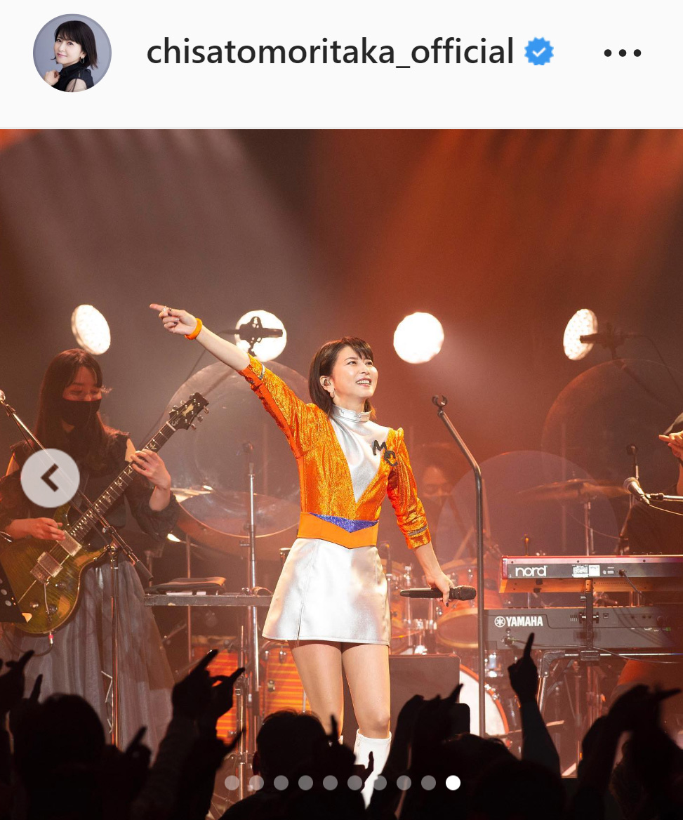 美脚をあらわにした衣装で歌う森高千里（森高千里のインスタグラムより）