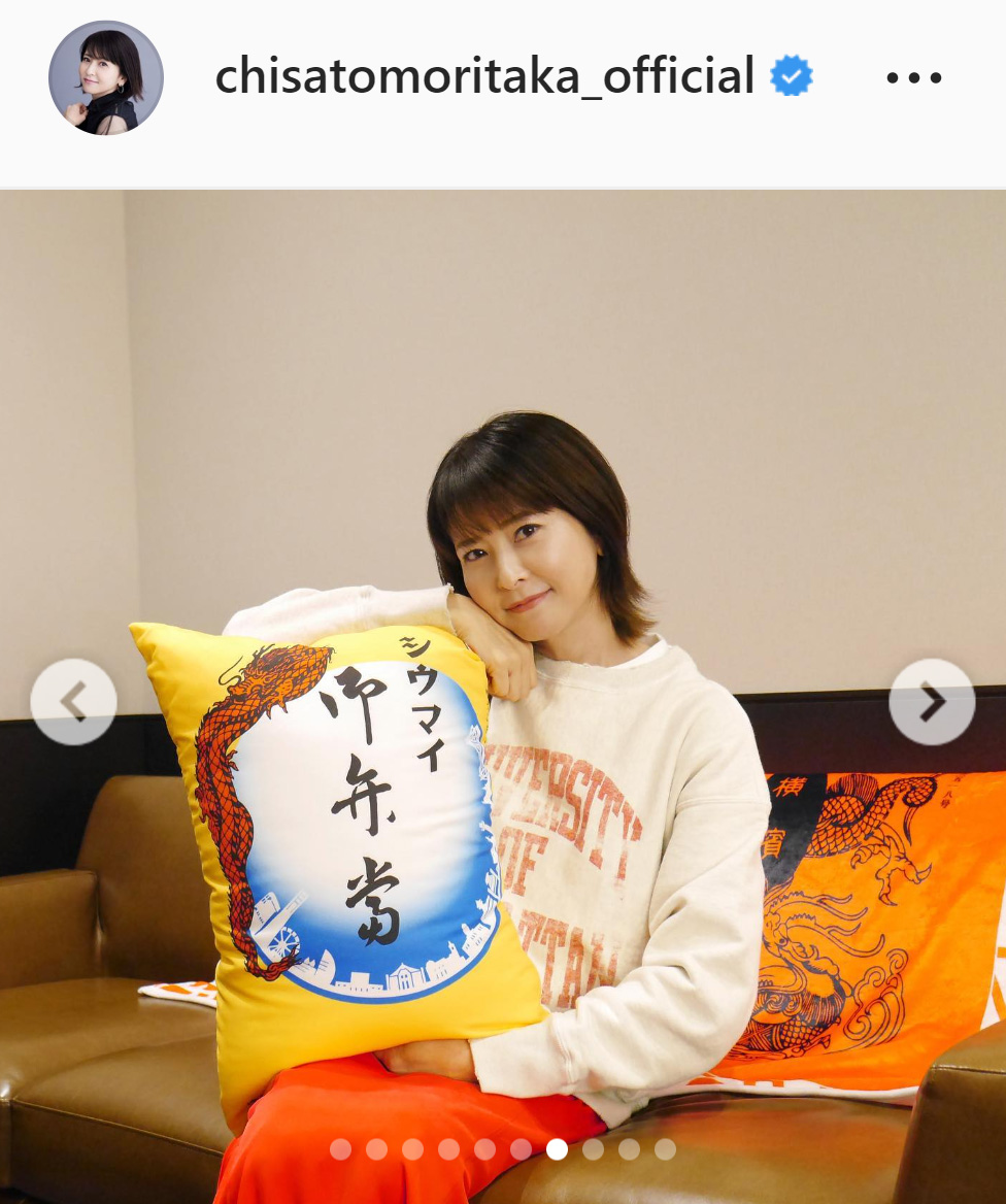 崎陽軒「シウマイ弁当」のクッションを手にする森高千里（森高千里のインスタグラムより）