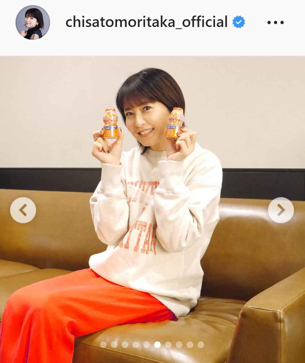 「ヤクルト1000」を手にする森高千里（森高千里のインスタグラムより）