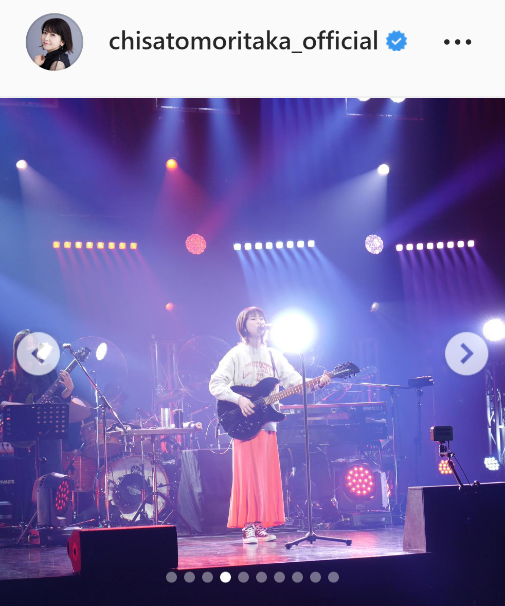 ギターを手に歌う森高千里（森高千里のインスタグラムより）