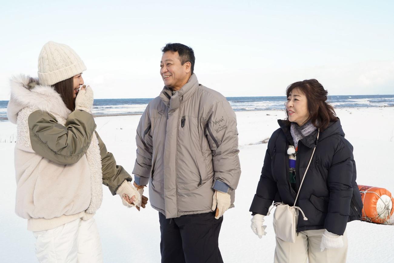 「DAISUKI！2023冬」で新潟・長岡を訪れた、左から飯島直子、中山秀征、松本明子（C）BS日テレ