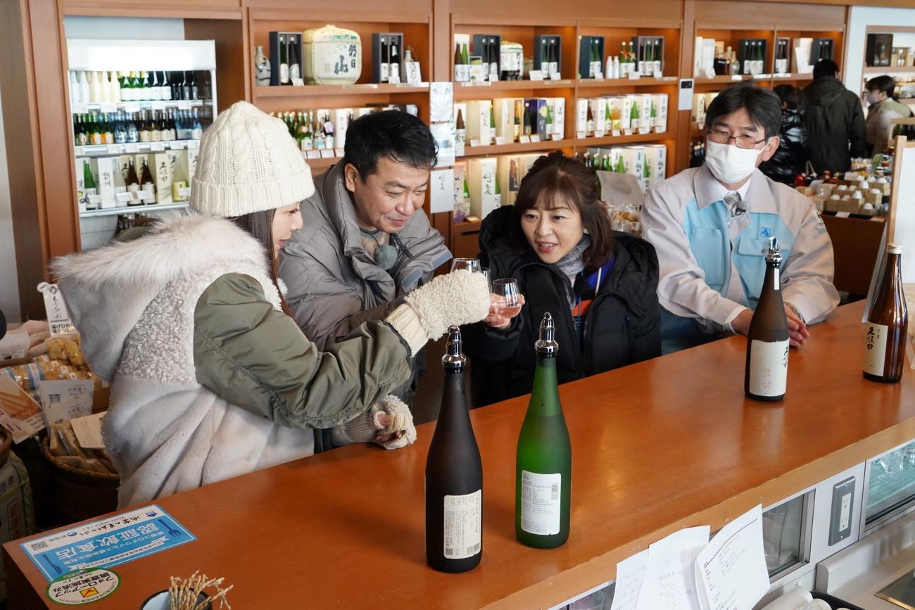 「DAISUKI！2023冬」で日本酒を楽しむ、左から飯島直子、中山秀征、松本明子（C）BS日テレ
