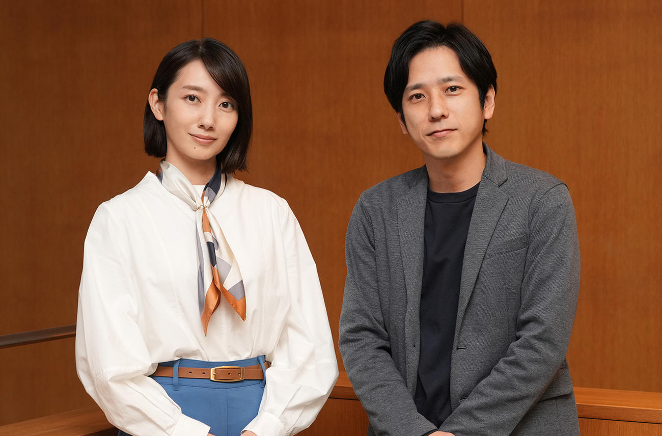 映画「アナログ」に主演する二宮和也（右）と波瑠