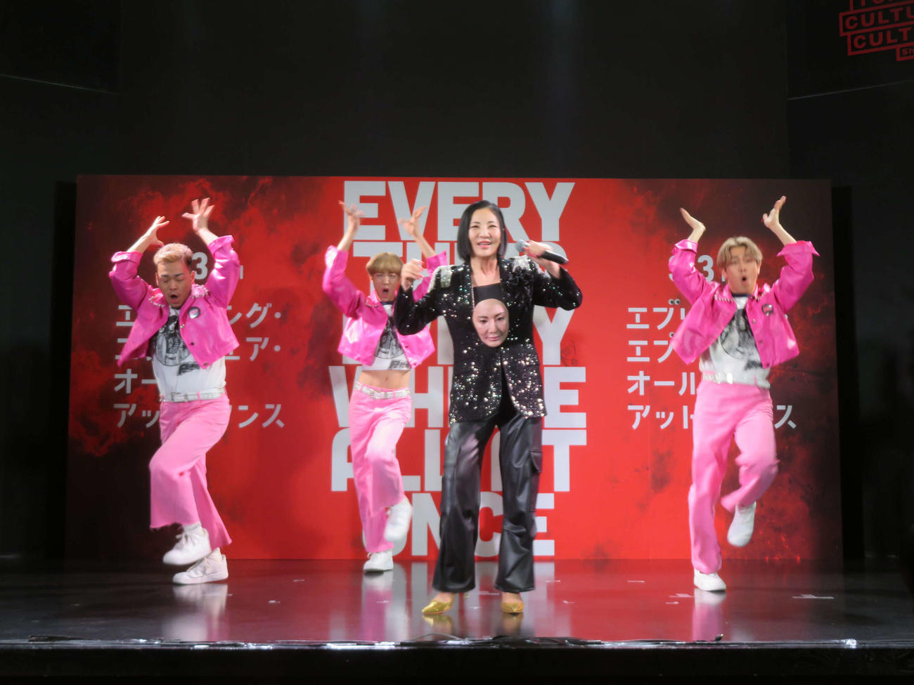 米映画「エブリシング・エブリウェア・オール・アット・ワンス」公開直前ライブ付きイベントで「プレミアムワールド」を披露した、左からパワーパフボーイズのKAN、広瀬香美、AO、naoto（撮影・村上幸将）