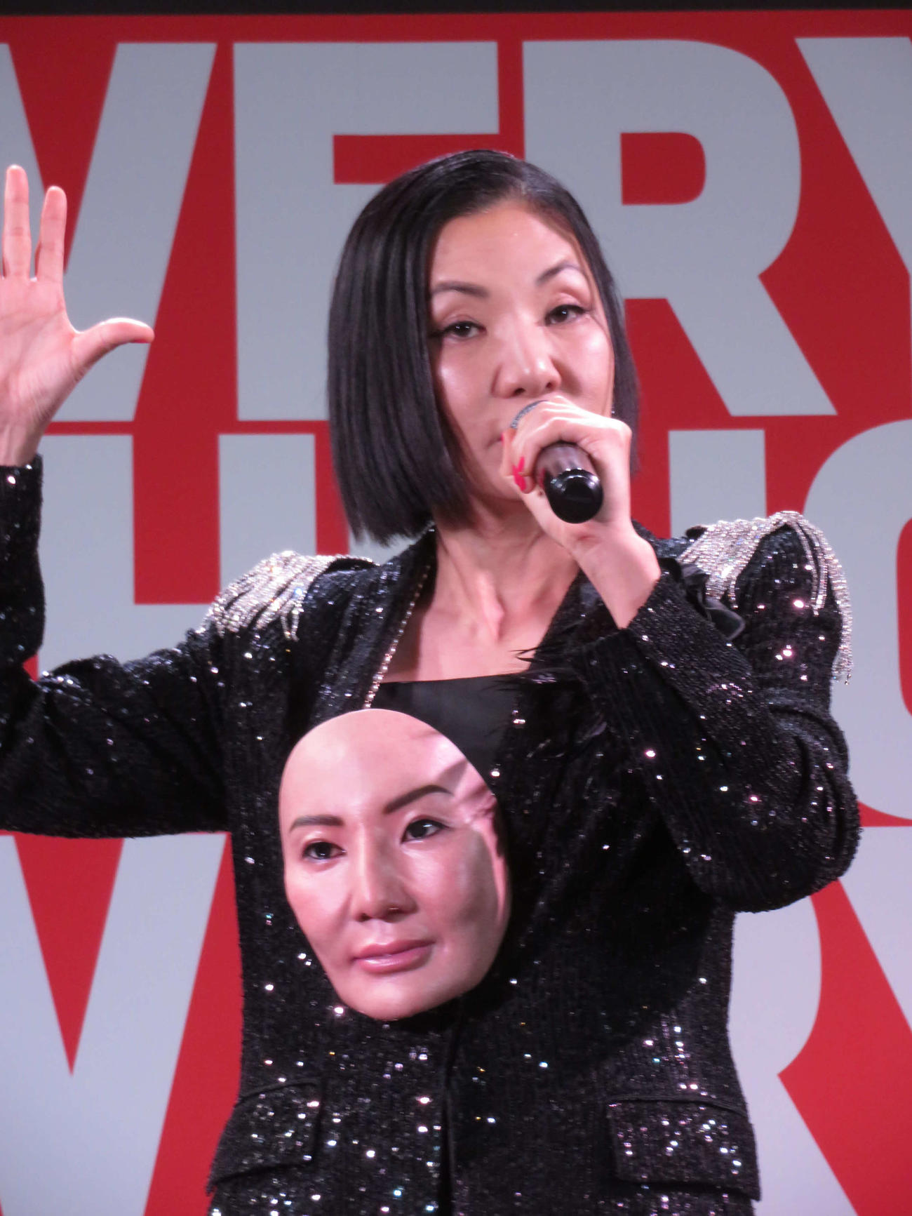 「コウミ仮面」をぶら下げて熱唱する広瀬香美（撮影・村上幸将）