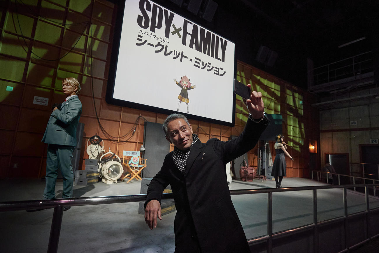 「SPY×FAMILYシークレット・ミッション」を体験する市川團十郎白猿。画像提供：ユニバーサル・スタジオ・ジャパン