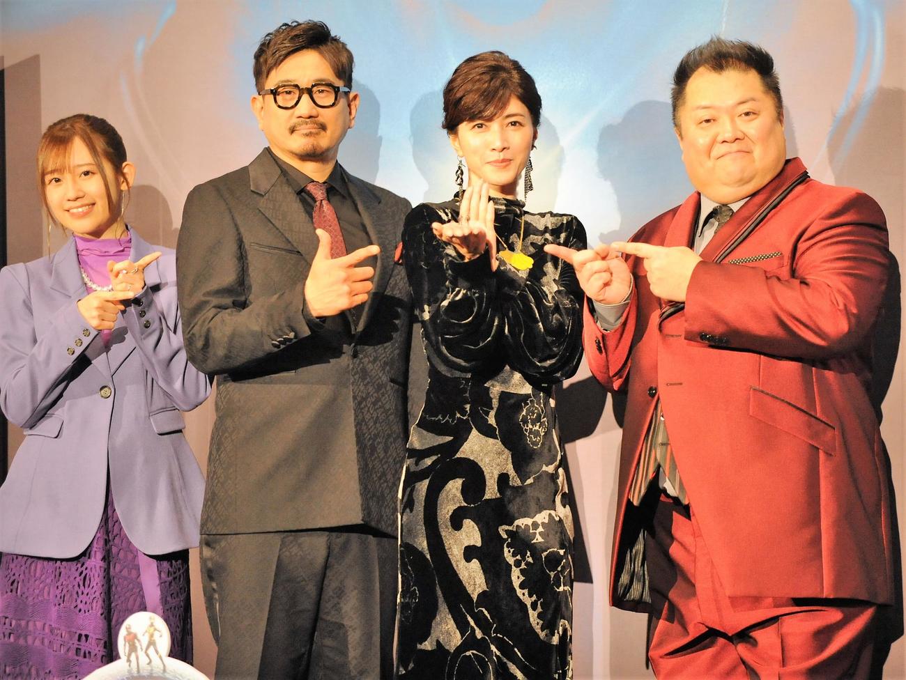 「アントマン＆ワスプ：クアントマニア」の完成披露試写会に出席する、左から高橋李依、木内秀信、内田有紀、小杉竜一。内田の手のひらにはアントマンとワスプが（撮影・高橋洋平）