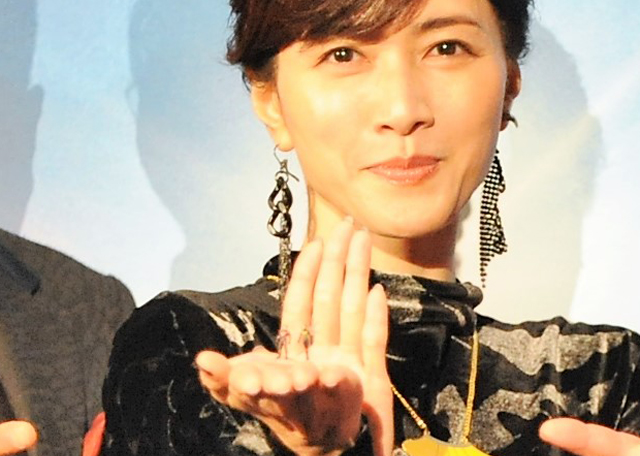 内田有紀の手のひらの上に乗ったアントマンとワスプ（撮影・高橋洋平）
