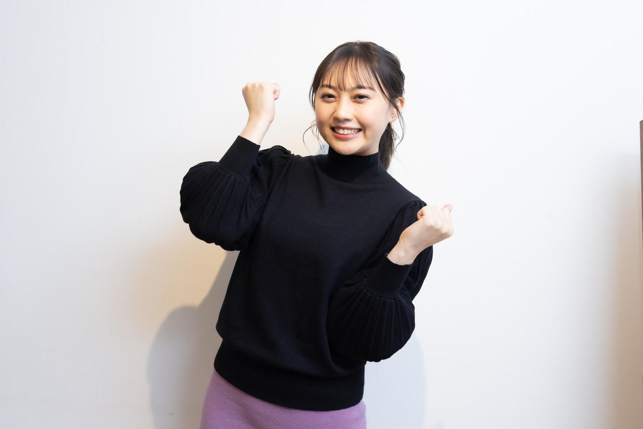 女優本格復帰し笑顔でガッツポーズする木崎ゆりあ