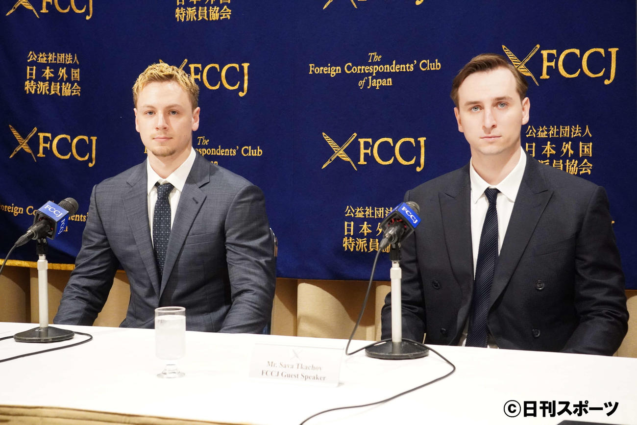 日本外国特派員協会で会見を開いたトカチョフ・サワさん（右）とヤンさん（2022年3月31日）