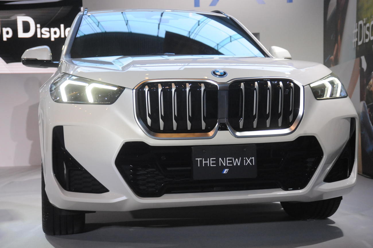 「新型BMW X1」製品発表会で披露されたBMW iX1（撮影・高橋洋平）