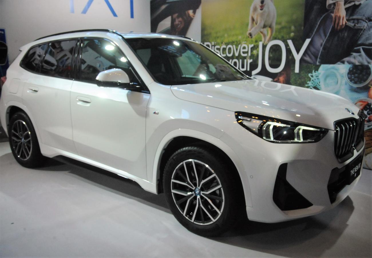 「新型BMW X1」製品発表会で披露されたBMW iX1（撮影・高橋洋平）